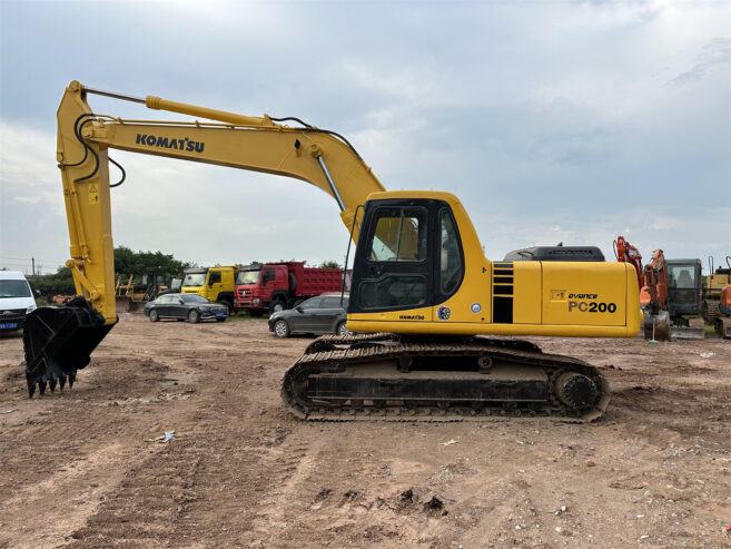 Used Komatsu PC200-6 crawler excavator